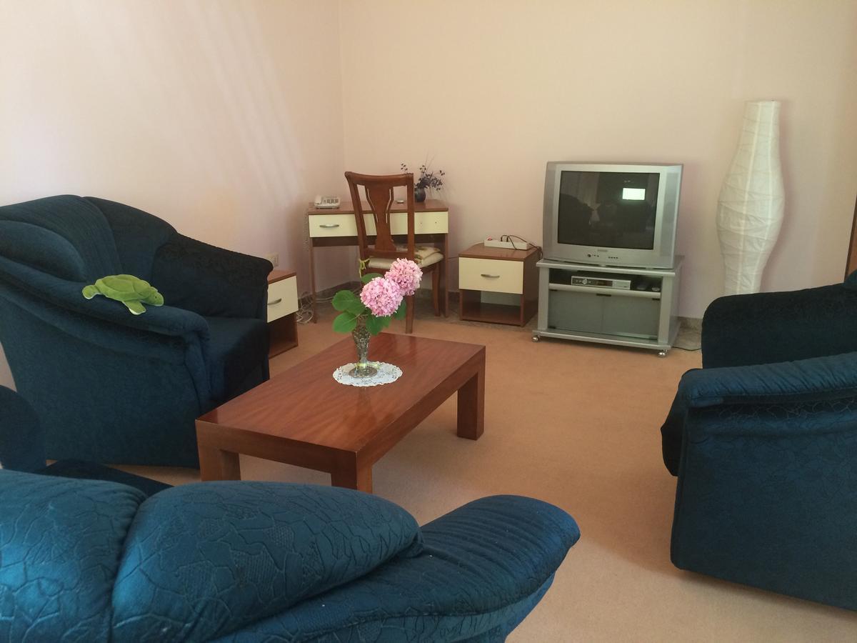 Friends House Bed & Breakfast Tirana Exterior foto