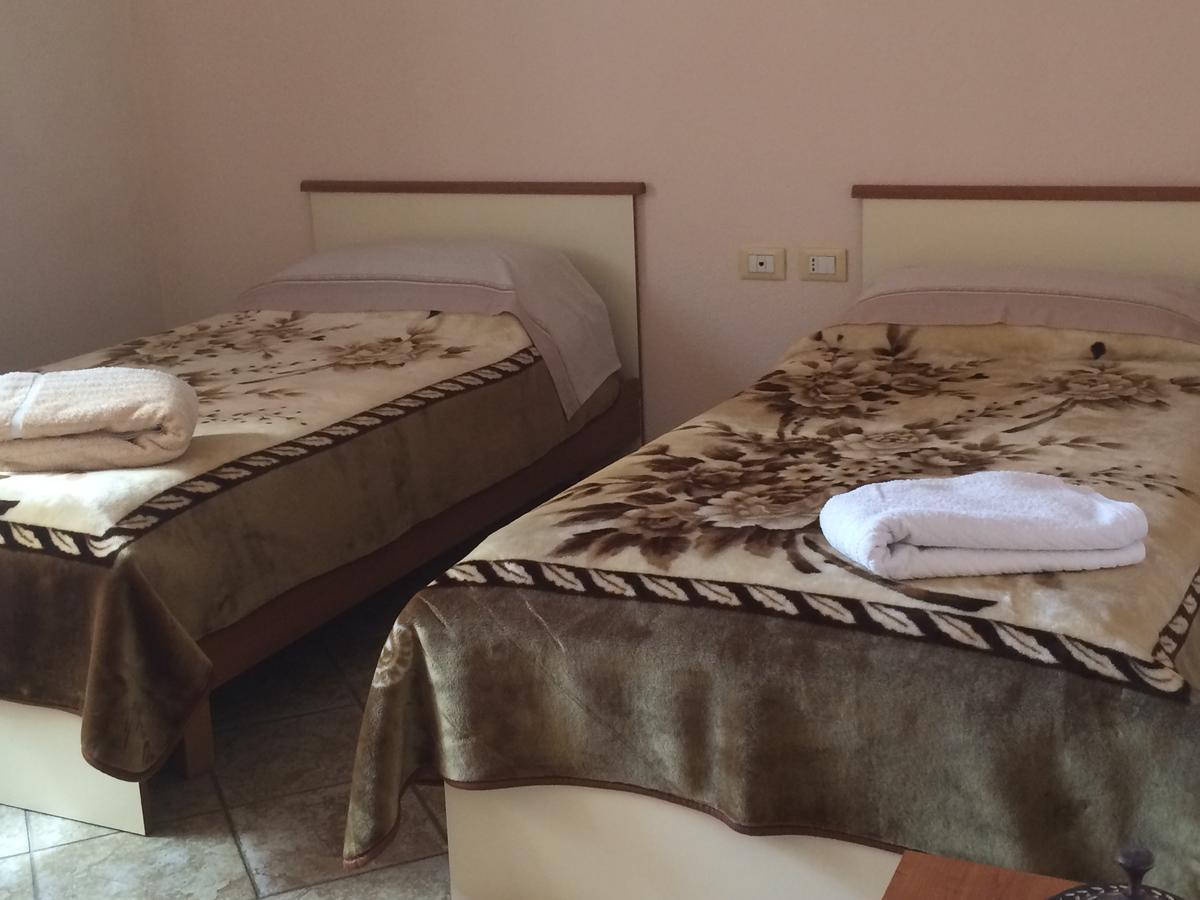 Friends House Bed & Breakfast Tirana Exterior foto